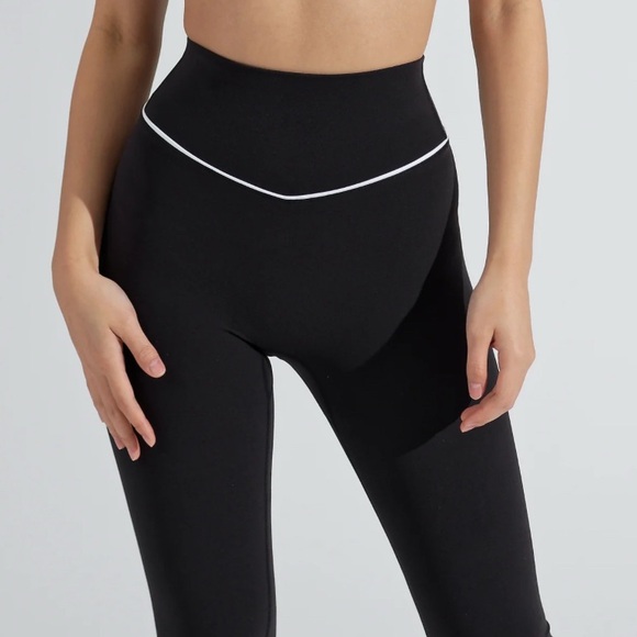 Buffbunny Collection Pants - EUC ✨ Buffbunny Aurora Nubre Leggings